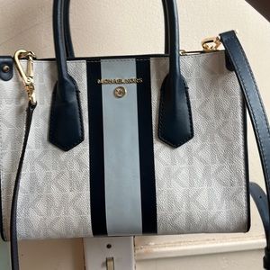 Micheal Kors Mercer Crossbody Bag. MK no longer makes this purse in this color.